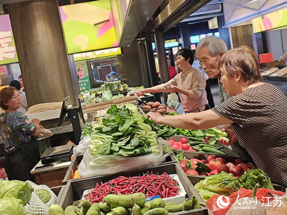 剪子股菜市，居民樂享購物。人民網(wǎng)李欣陽攝