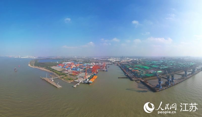 航拍長(zhǎng)江如皋港。人民網(wǎng)記者 王繼亮攝