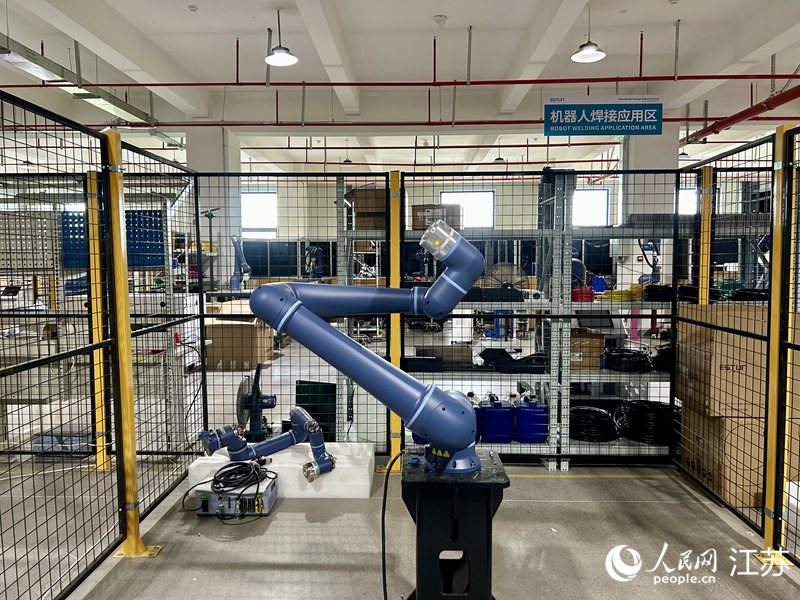 埃斯頓酷卓協(xié)作機(jī)器人正在做跑合測(cè)試。人民網(wǎng)記者 王丹丹攝