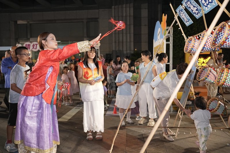 居民參加互動(dòng)游戲。張家港經(jīng)開區(qū)供圖