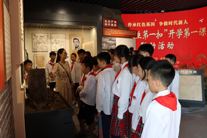 淮安當?shù)匦W來到車橋戰(zhàn)役烈士陵園開展“系好人生第一扣”活動。受訪方供圖