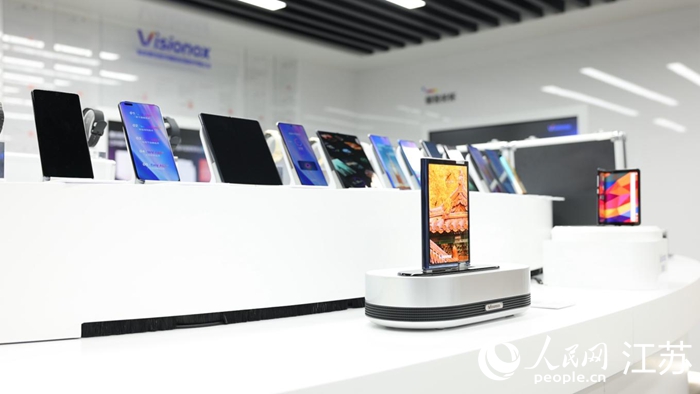 維信諾企業(yè)展廳里擺放的柔性屏產(chǎn)品。人民網(wǎng) 范堯攝