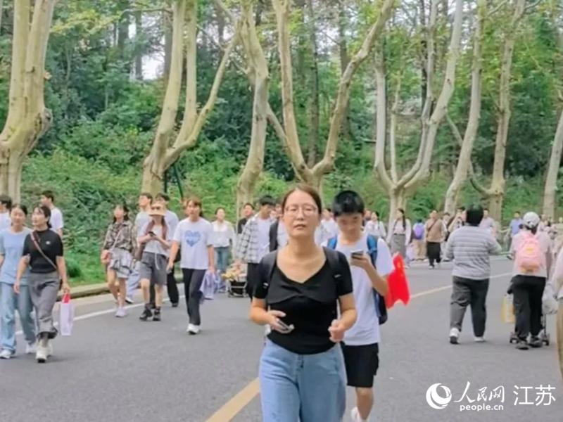 陵園路“步行道”上，行人往來。人民網(wǎng) 崔小倩攝