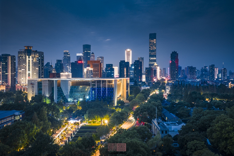 夜拍長(zhǎng)江路。姚學(xué)勇攝