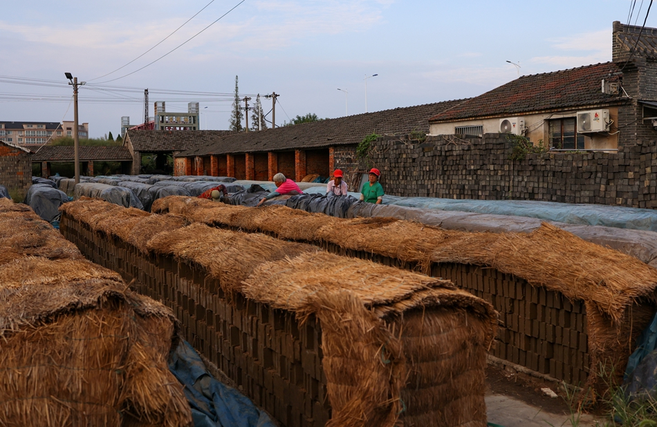 工人自然晾曬磚坯。史道智攝