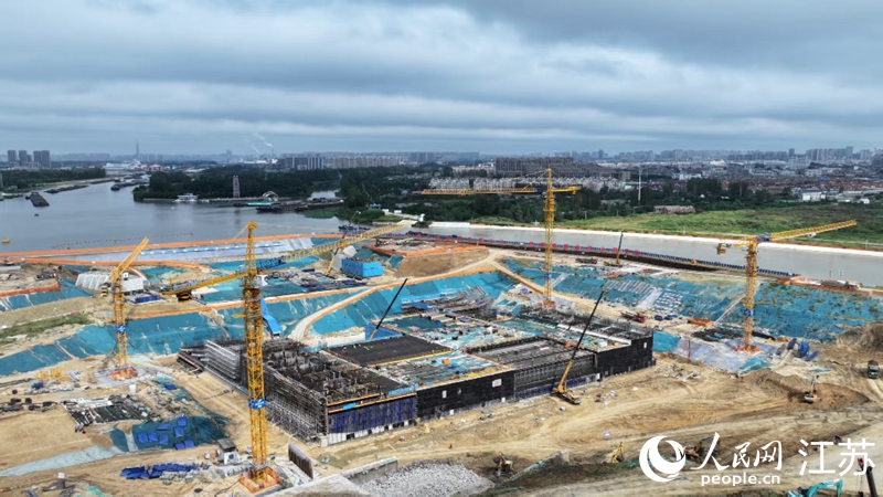 淮河入海水道淮安樞紐二期施工中。人民網(wǎng)記者 馬曉波攝