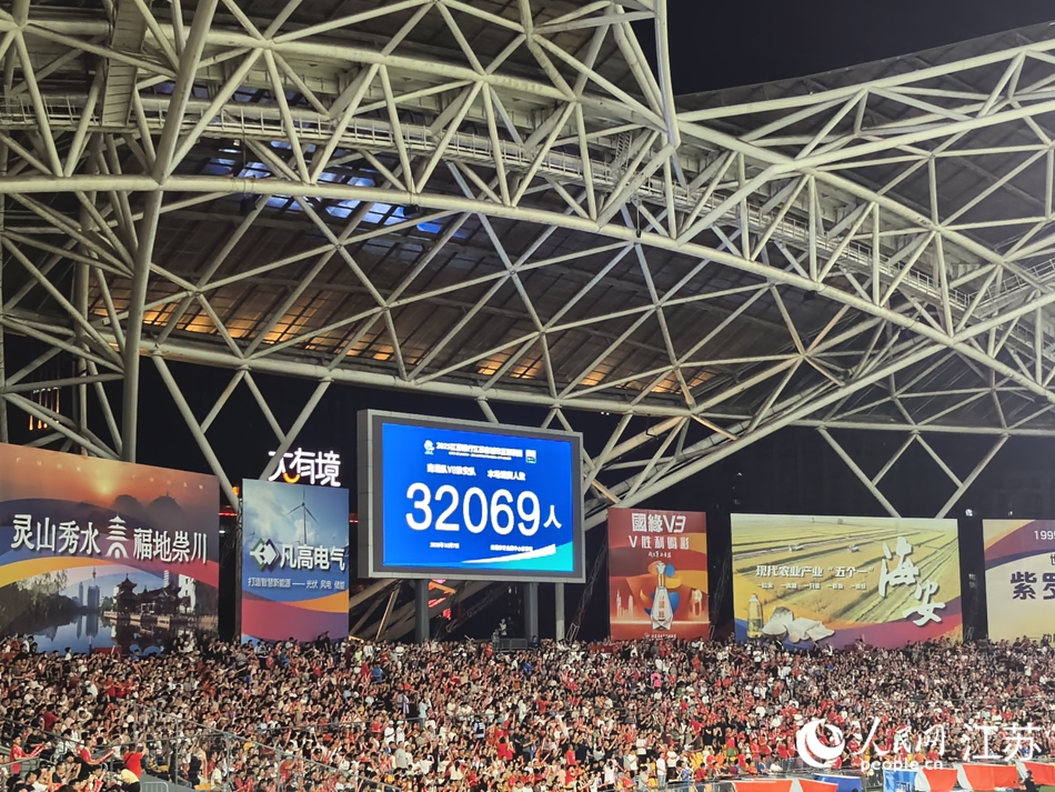 現(xiàn)場觀賽人數(shù)達(dá)到32069人。人民網(wǎng)記者王繼亮攝