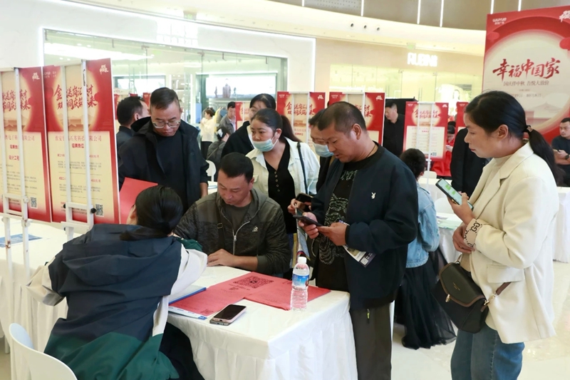 “慶國(guó)慶 迎中秋”專場(chǎng)招聘會(huì)現(xiàn)場(chǎng)。漣水縣委宣傳部供圖