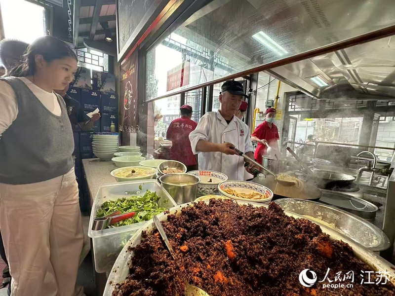 劉桂林掌勺。人民網(wǎng) 李欣陽(yáng)攝