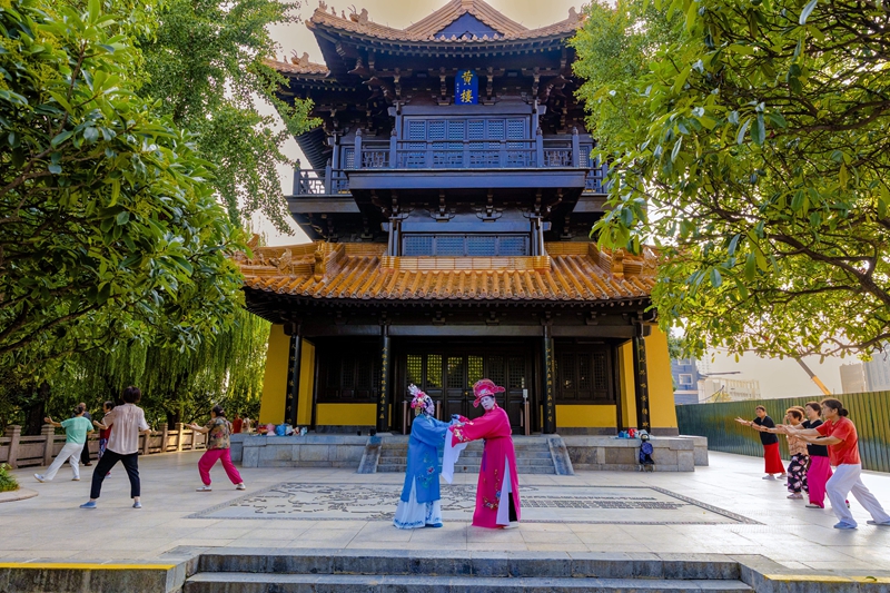 黃樓公園里市民群眾其樂(lè)融融。馮偉寧攝