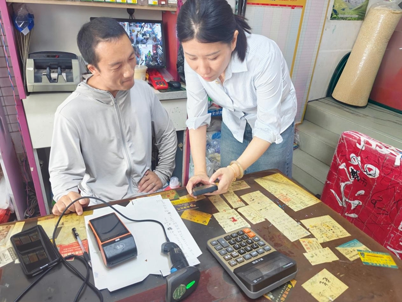 煙草工作人員陳月娟指導(dǎo)零售店主做線上社群運(yùn)營。楊璐攝