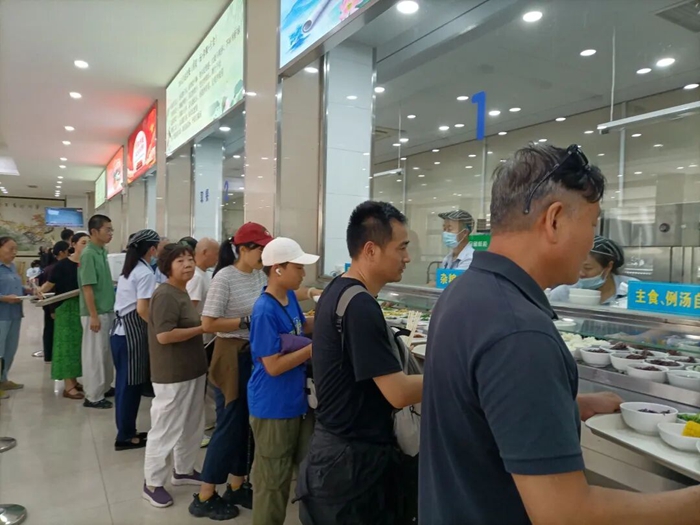 游客在揚州市政府食堂排隊點餐。揚州市委宣傳部供圖