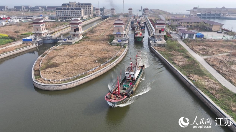 接鮮船駛過南通啟東呂四漁港船閘。人民網(wǎng)記者 余樂攝