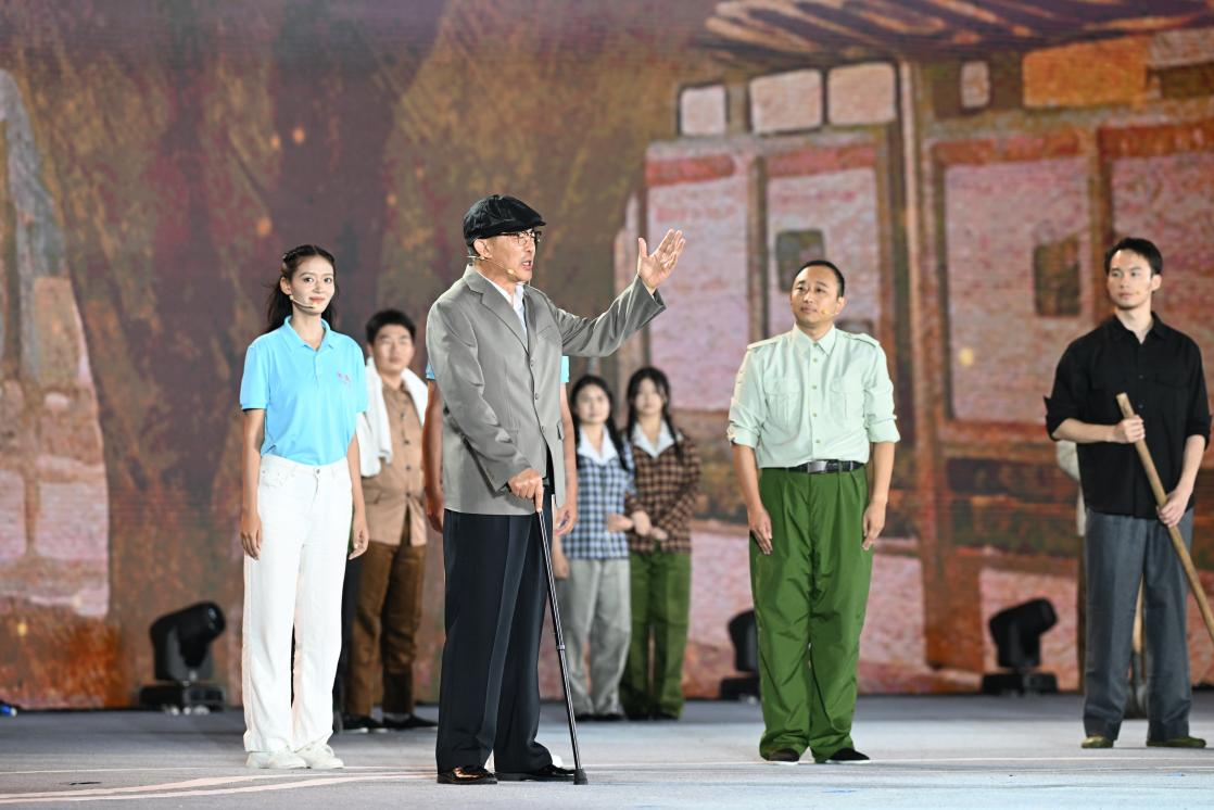 江蘇省文聯(lián)副主席、演員侯勇（左二）扮演嚴愷。主辦方供圖