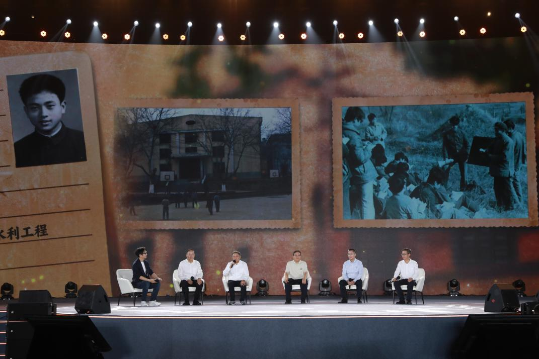 江蘇省廣播電視臺主持人李好（左）與5位河海大學(xué)校友對談，共憶校園生活。主辦方供圖