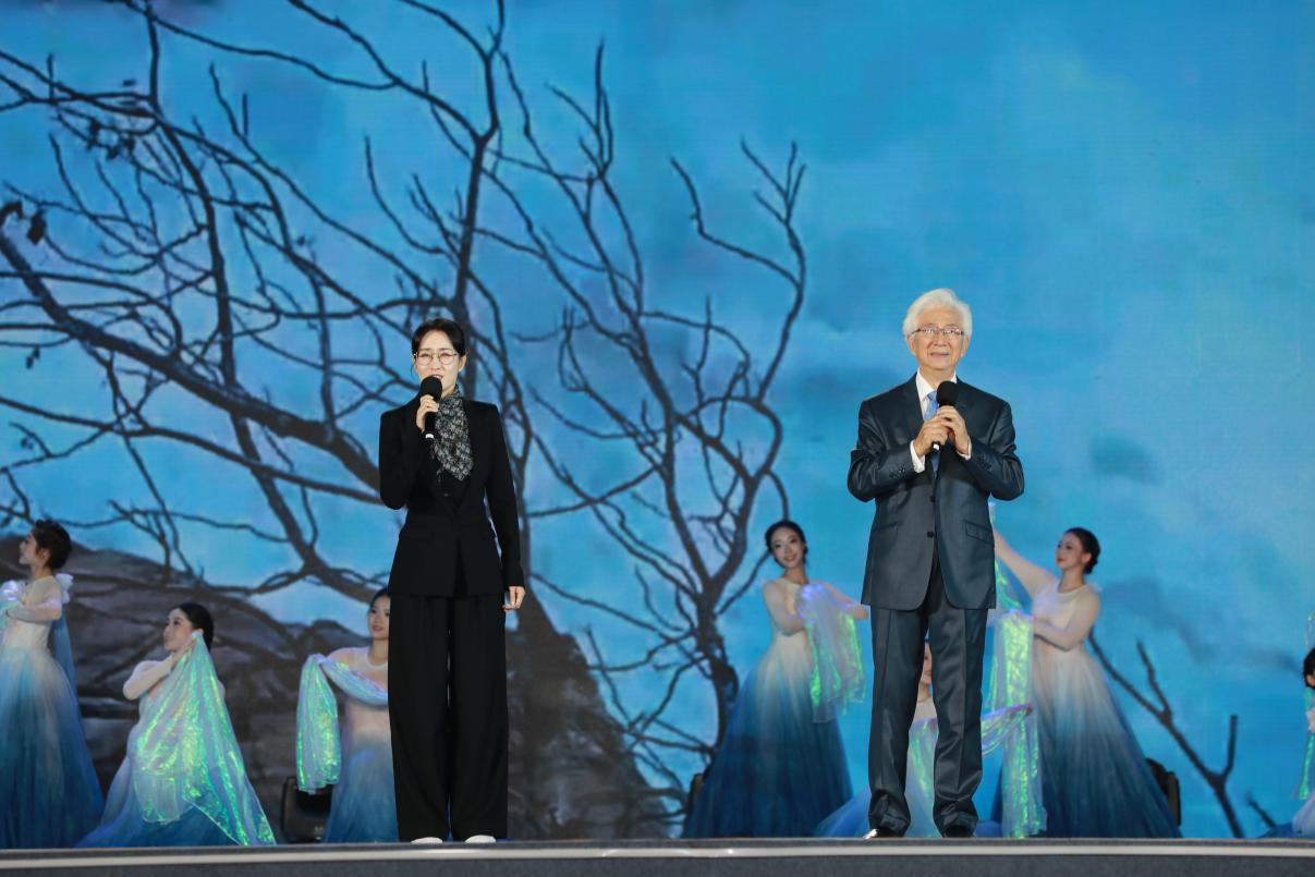 朗誦藝術(shù)家陳鐸、演員劉敏濤現(xiàn)場朗誦。主辦方供圖