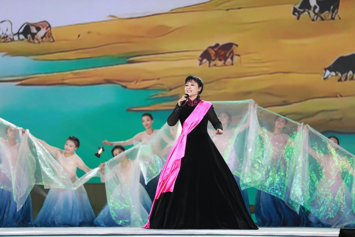 歌唱家殷秀梅現(xiàn)場演唱。主辦方供圖