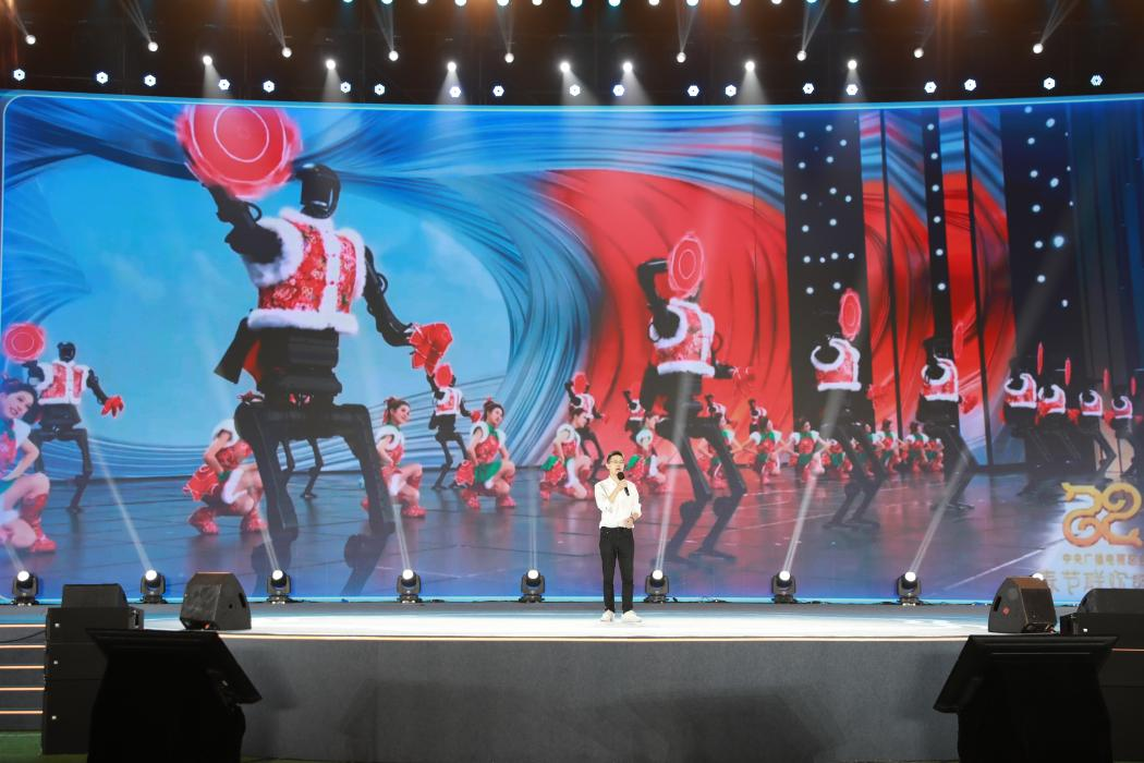 宇樹科技創(chuàng)始人、首席執(zhí)行官兼首席技術(shù)官王興興現(xiàn)場講述。主辦方供圖