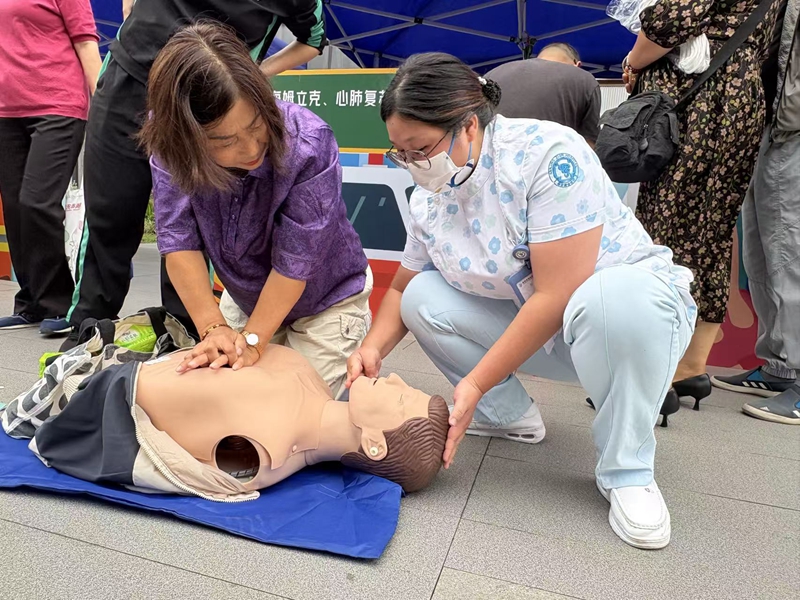 居民學(xué)習(xí)急救技能。南京市雨花臺(tái)區(qū)應(yīng)急管理局供圖