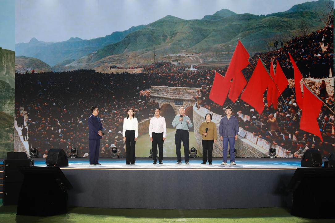 多名紅旗渠修渠人及其后代現(xiàn)場講述（從右往左分別為：紅旗渠景區(qū)演員、除險隊長任羊成外孫任斌強；紅旗渠支渠配套建設(shè)模范、鐵姑娘隊隊長郭秋英；紅旗渠建設(shè)特等模范、烈士張運仁之子張買江；紅旗渠灌區(qū)服務(wù)中心合澗渠管所所長、烈士張運仁之孫張學義；紅旗渠干部學院教師、林縣原縣長李貴曾孫女李媛）。主辦方供圖