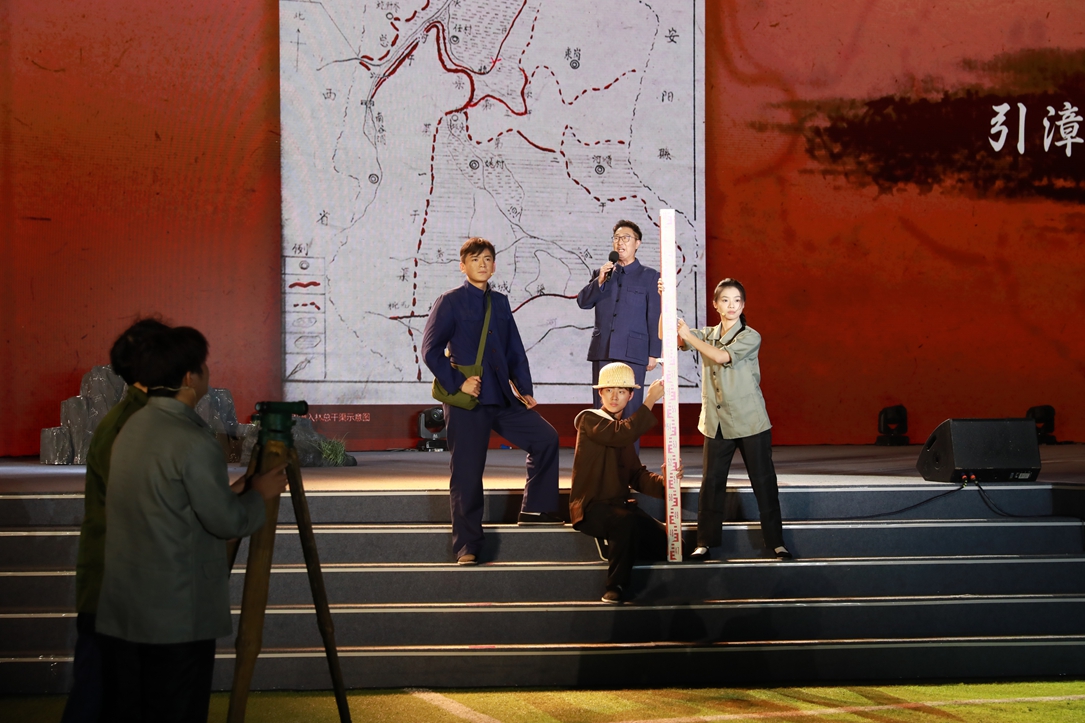 林永健演繹修渠故事。主辦方供圖