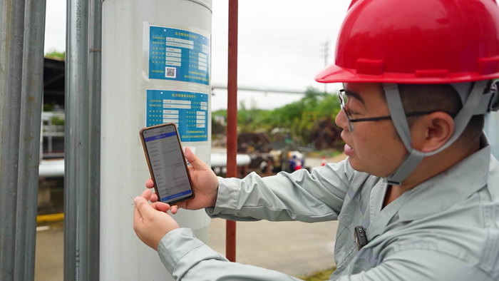 掃碼即可查看管道信息。杜森攝