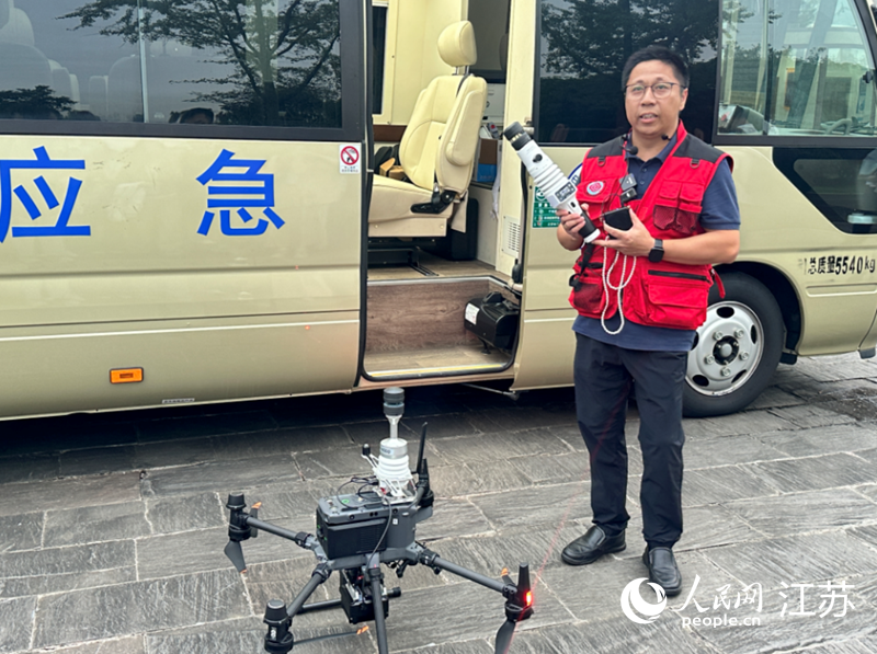 工作人員展示氣象移動應急車、單兵手持觀測儀、氣象無人機探測設備。人民網 王純攝