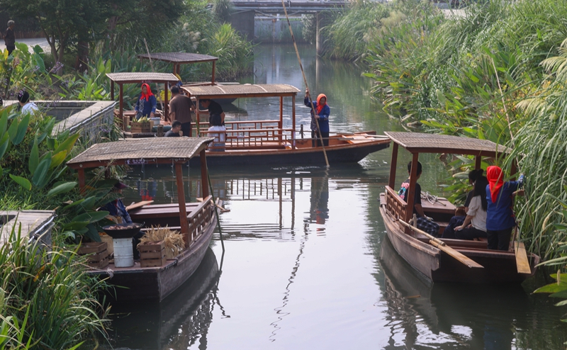 游客乘船在東羅村逛“水上集市”。史道智攝