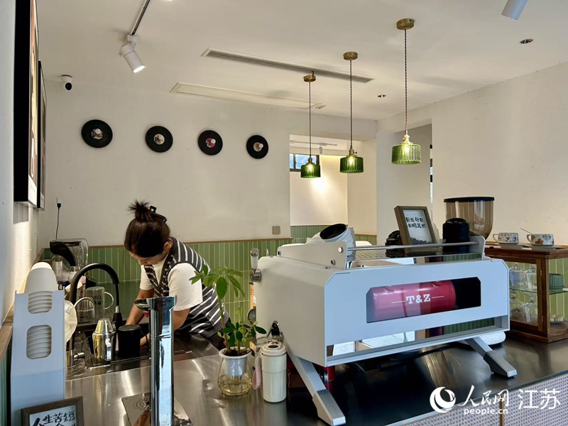 東羅村內(nèi)咖啡館。人民網(wǎng)記者 王丹丹攝