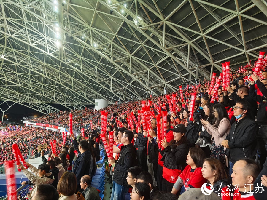 現(xiàn)場球迷。人民網(wǎng)記者 王繼亮攝