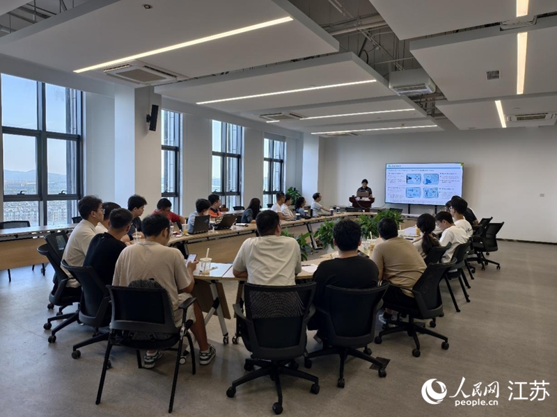 馮紫嵚在組會上做課題階段性成果展示。人民網(wǎng)記者 馬曉波攝