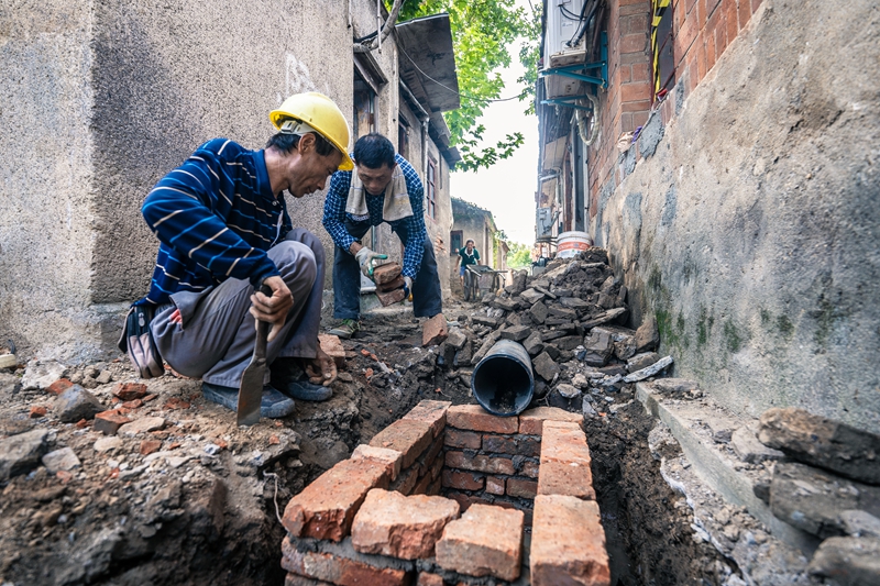 工人鋪設新排水管。頂山街道供圖