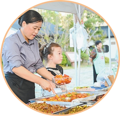 江蘇宿遷市蘇宿工業(yè)園區(qū)，市民在一家飯店門前的便民餐食攤位上選購菜肴。陳 紅攝