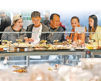 顧客在寧夏吳忠市一家早茶店選購小吃和菜品。  　　新華社記者 馮開華攝顧客在寧夏吳忠市一家早茶店選購小吃和菜品。新華社記者 馮開華攝