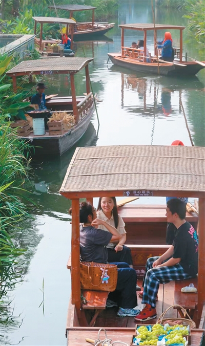 游客在江蘇省興化市東羅村“水上市集”游玩體驗(yàn)。史道智攝