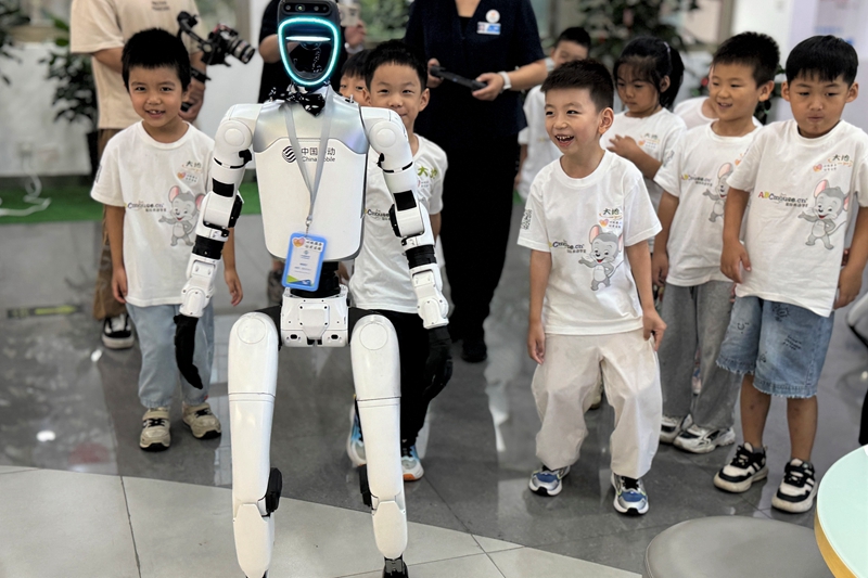 小朋友在南通移動洪江路旗艦服務(wù)廳與“南波萬”互動。江蘇移動供圖