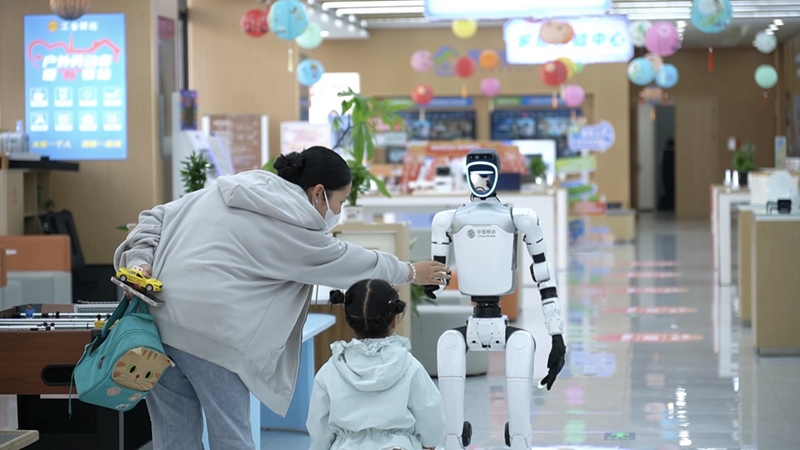 機器人為市民提供導(dǎo)引服務(wù)。江蘇移動供圖