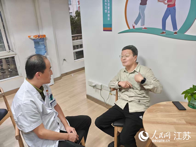 蔡峰詢問程鴻遠(yuǎn)康復(fù)情況。人民網(wǎng) 李欣陽攝