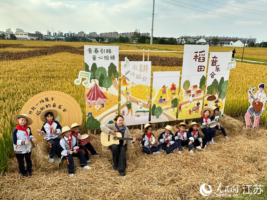 學生們演唱豐收之歌。人民網(wǎng)記者 周夢嬌攝