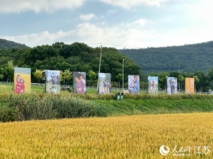 一幅幅“產(chǎn)業(yè)興、生態(tài)美、鄉(xiāng)風(fēng)淳”的影像立體化展出。人民網(wǎng)記者 周夢嬌攝