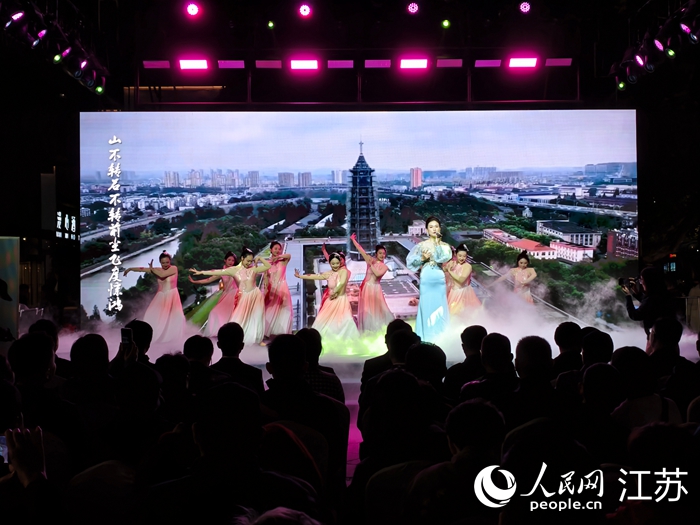 文藝演出。人民網(wǎng) 杜沁萌攝