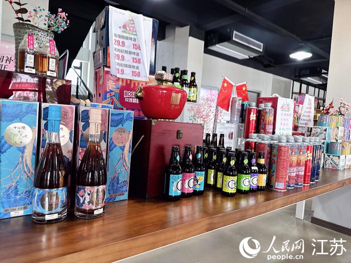 美棲村琳瑯滿目的玫瑰產(chǎn)品。人民網(wǎng)記者 周夢(mèng)嬌攝