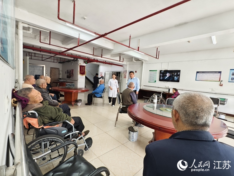 在衛(wèi)生院養(yǎng)老院區(qū)大廳休憩的老人。人民網(wǎng)記者 馬曉波攝