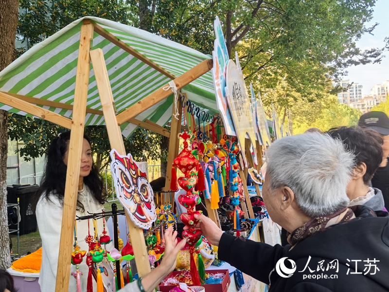 市民參觀文明實(shí)踐市集。人民網(wǎng)記者 王繼亮攝