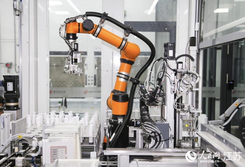 盛虹石化最新投用的“黑燈實驗室”。人民網(wǎng)記者 張瀚天攝