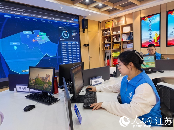 通州區(qū)花園村專職網(wǎng)格員倪曉澎安排待處理問題事項。人民網(wǎng)記者 王繼亮攝