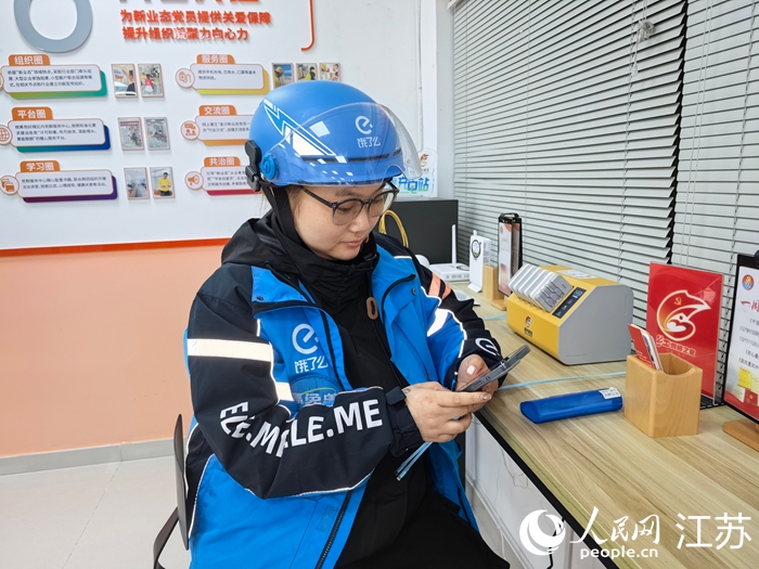 外賣“小哥”吳靈燕在騎行者服務(wù)總站休息。人民網(wǎng)記者 王繼亮攝