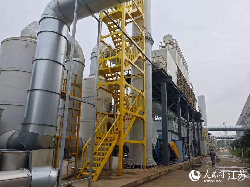 泗陽“綠島”廠房外部的廢氣廢料統(tǒng)一處理設(shè)備。人民網(wǎng) 李欣陽攝