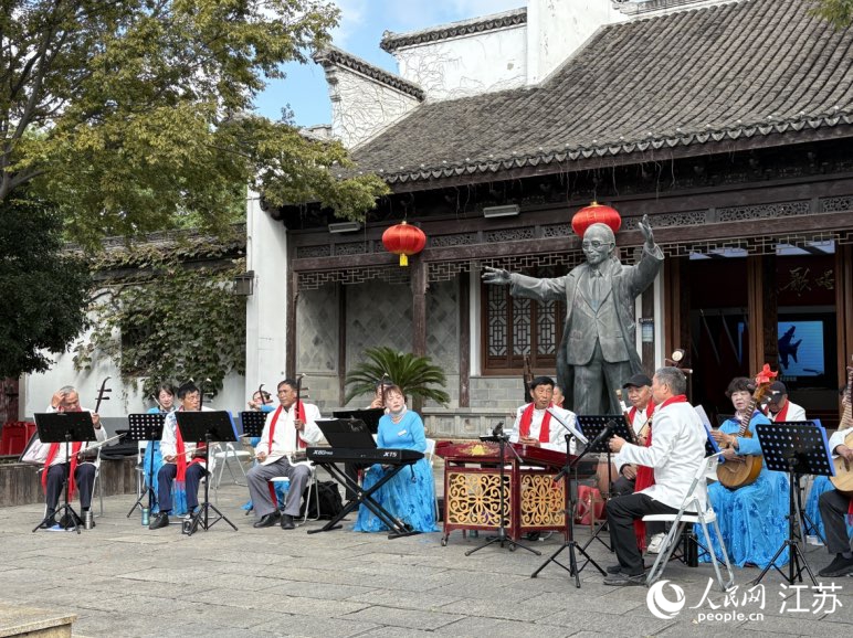 蕩口古鎮(zhèn)民族音樂團在王莘雕像前演出。人民網(wǎng) 劉益佳攝