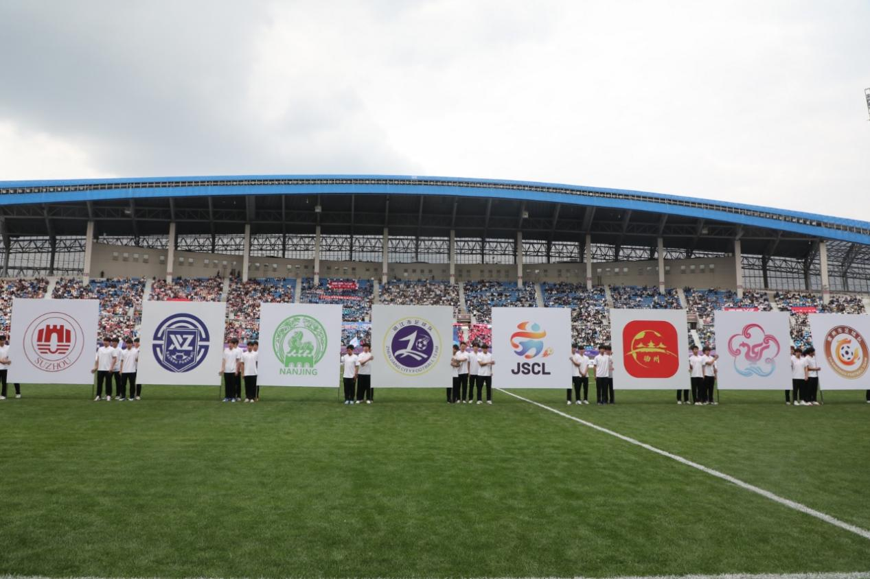 鎮(zhèn)江體育會(huì)展中心體育場(chǎng)，“蘇超”揭幕戰(zhàn)前“十三太保”隊(duì)徽展示。文雯攝